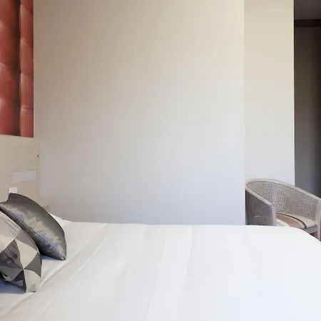 Hotel Logis Duquesne 2*