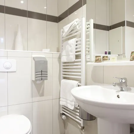 호텔 Logis Duquesne 2*