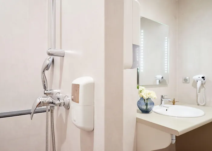 Logis Duquesne Hotell 2*