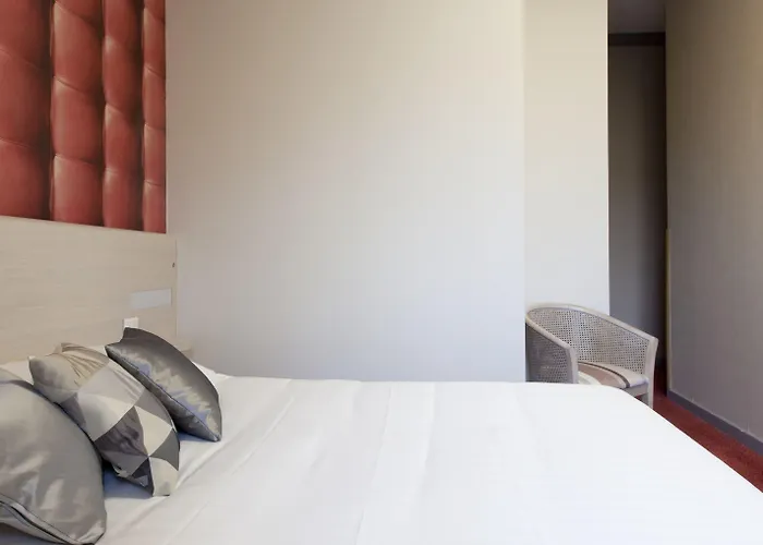 Hotel Logis Duquesne 2*