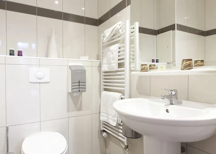 Hotel Logis Duquesne 2*